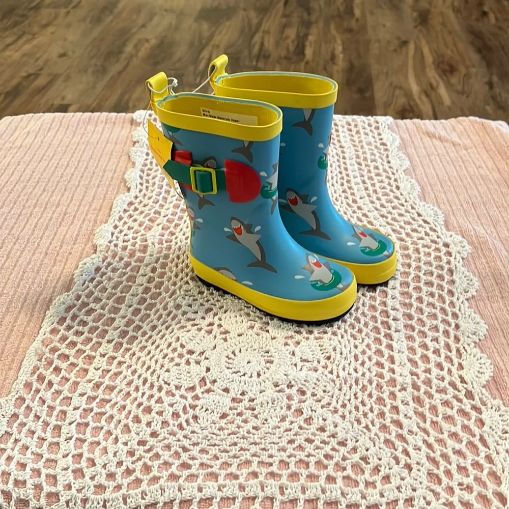 Kids  waterproof garden boots NWT by Sun Squad.  With fun shark patterns. - Picture 5 of 9